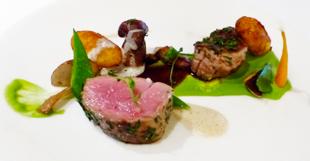 Gebratenes Kalbsfilet auf Erbsenpüree mit Steinpilzen, Gemüse und Pommes Dauphine - dazu ein kräftiger creminger Weißwein
