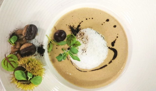 Esskastaniensuppe mit Wermutschaum - lecker mit kräftigem Rotwein, der etwas pfeffrige Tannine haben darf