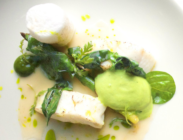 Norwegischer Steinköhler mit Spinat und grünem Spargel