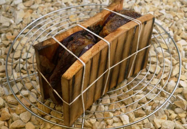 Gegrillte „Planken-Sandwich-Schweinenackensteaks“