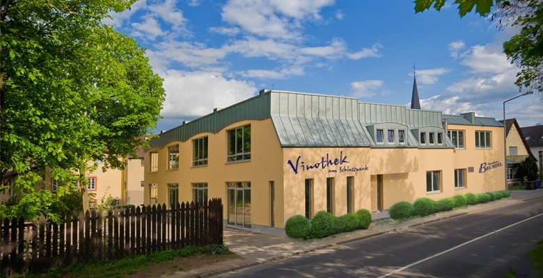 Weingut Residenz Bechtel in Worms-Heppenheim: Hier das gutseigene Hotel mit Vinothek in Worms-Herrnsheim