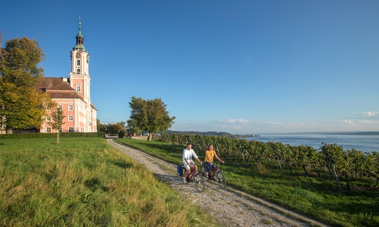 Aktivurlaub in Deutschland – das Weinland Baden per Rad oder Wandern erleben. Im Bild der Bodenseeradweg bei der berühmten Barock-Kirche Birnau mit phantastischem Blick über den Bodensee. Foto: Thomas Bichler