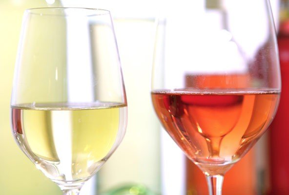 Ein Glas Wein zum Essen kann Magen-Darm-Infekten vorbeugen