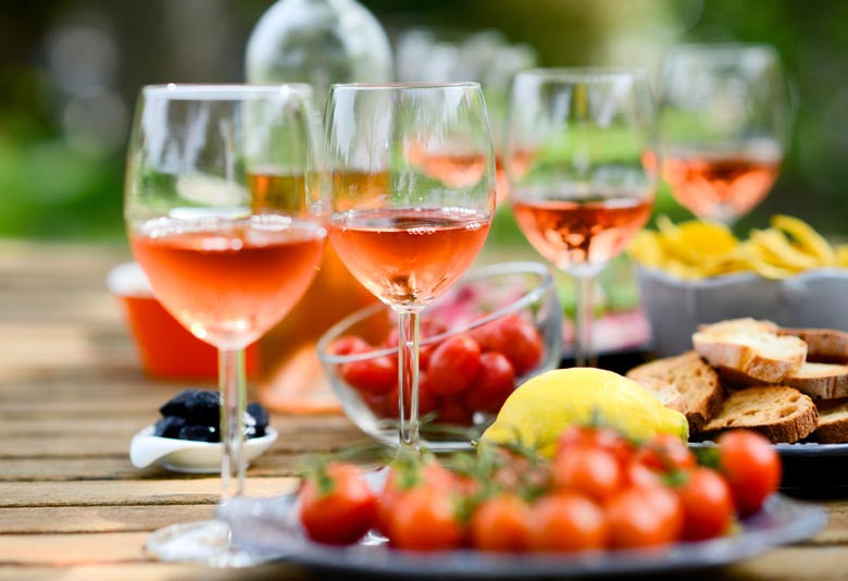 Macht Wein dick? Mediterrane Kost mit einem Glas Wein hält schlank – und gut für die Gesundheit. Wissenschaftlich erwiesen: keine Gewichtszunahme durch moderaten Weingenuss
