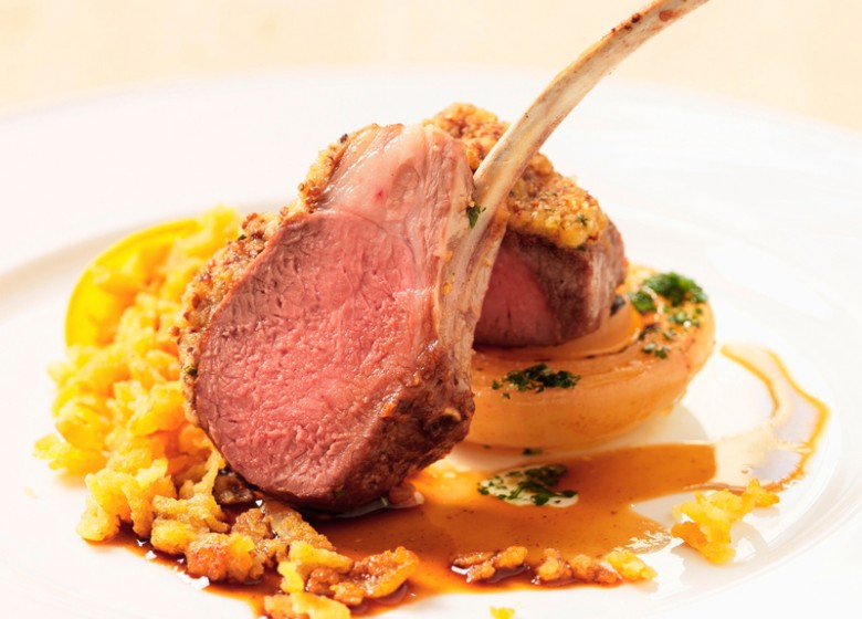 Lammkarree mit geschmorter Gemüsezwiebel - schön mit einem Spätburgunder, Lemberger oder Merlot
