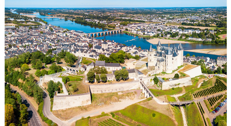 Weine ruhig und breit strömend wie der Fluss: das große Weinbaugebiet Loire. Im Blick: Saumur mit Schloss. Foto: saiko3p - Adobestock