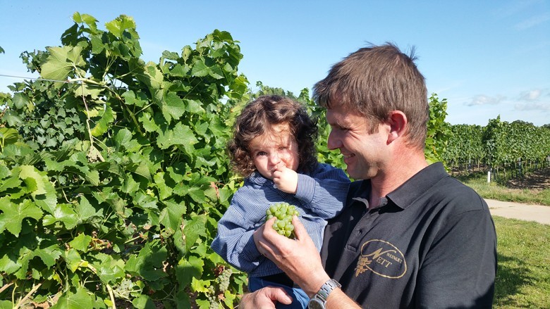 Winzer Gerhard Nett vom gleichnamigen Weingut in der Pfalz mit Tochter Leni beim Start der Federweißenlese 2019