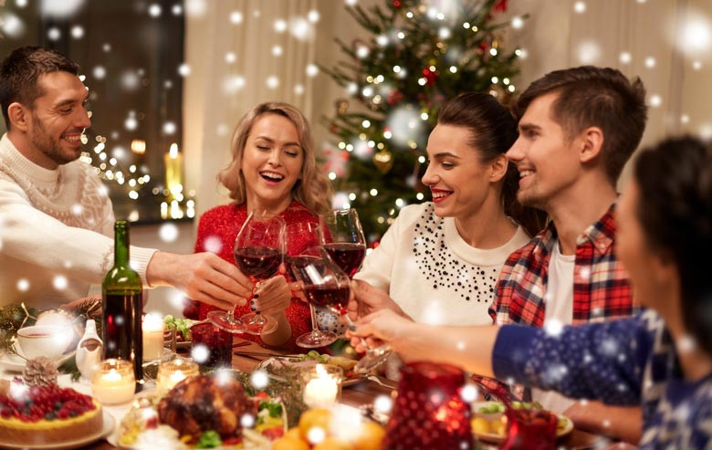 Die perfekte Weinbegleitung zum Weihnachtsdinner: Diese edlen Tropfen verschönern das Fest. Foto: lev dolgachov - Adobestock