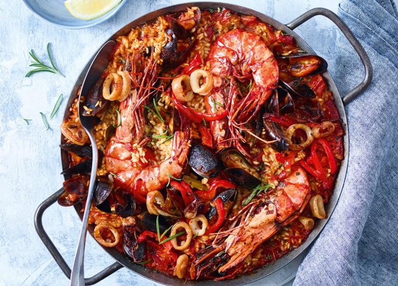 Leckere Meeresfrüchte-Paella mit Garnelen, Muscheln, Calamari