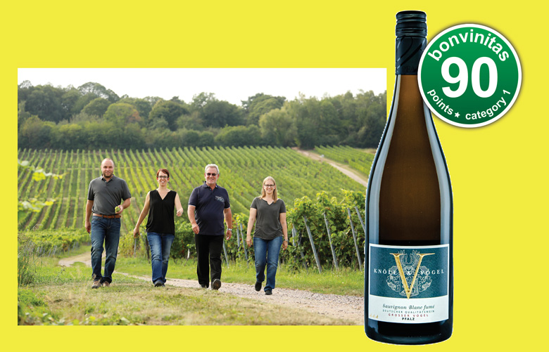 Das Weingut Knöll und Vogel: (von rechts) Nicole Vogel, Vater Manfred Vogel, Sandra Vogel sowie Stefan Trutter, Nicoles Ehemann. Familienfoto: Melanie Hubach