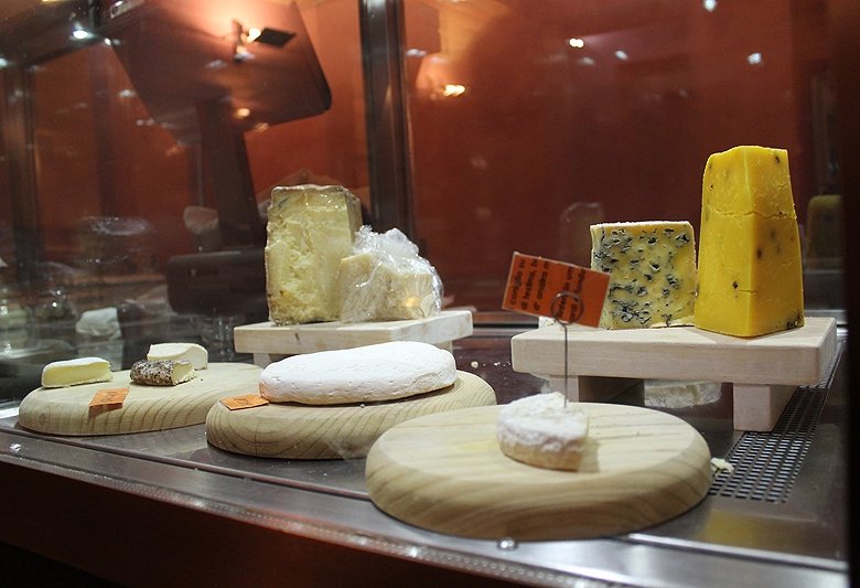 Käseauswahl in einer Enoteca im Piemont: Ein fruchtiger Weißer kann den Genuss oft mehr steigern als ein trockener Roter.