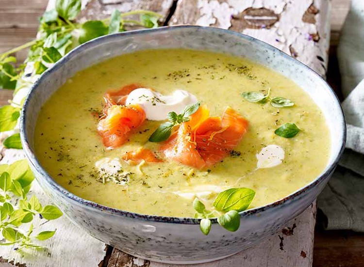 Kartoffel-Buttermilchsuppe mit geräuchertem Lachs Kartoffel-Buttermilchsuppe mit geräuchertem Lachs