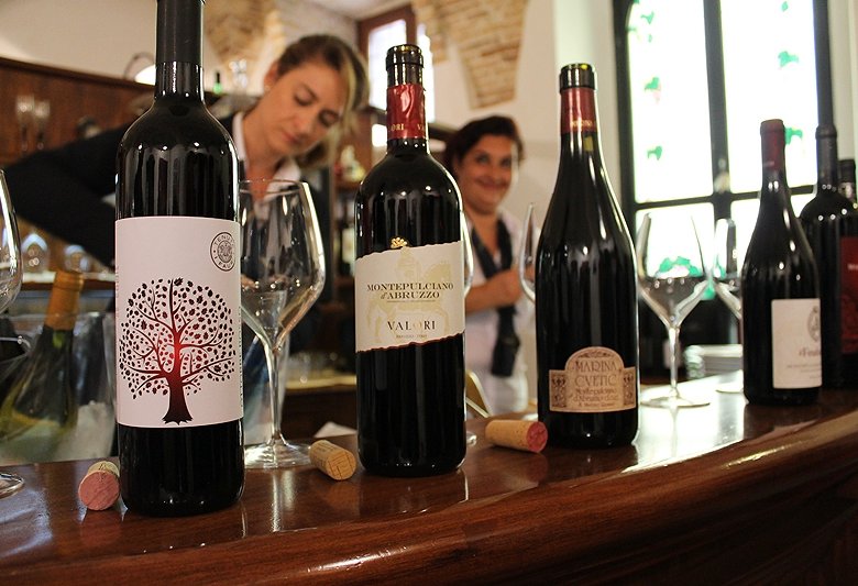 Bei der Verkostung „Anteprima Montepulciano d'Abruzzo“ Anfang Juni in Ortona präsentierten mehr als 30 Winzer der Abruzzen ihre aktuellen Weine.