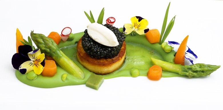 Blumenwiese: Malossol-Kaviar-Erbse-Kartoffelgalette