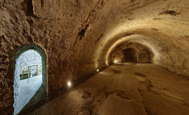 Historischer Braukeller in Mainz zu mieten, einmalige Gelegenheit für Weinbruderschaften, Weinfreunde oder als Schatzkammer, zusammen 400 qm. Hier der Hauptraum mit Blick in den Kaminraum