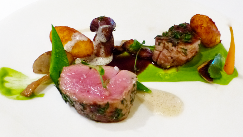 Gebratenes Kalbsfilet auf Erbsenpüree mit Steinpilzen, Gemüse und Pommes Dauphine - dazu ein kräftiger creminger Weißwein