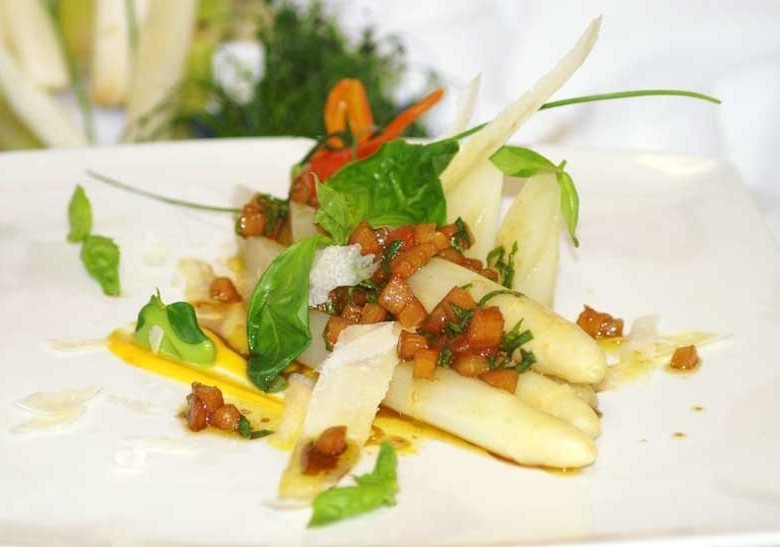 Marinierter Spargel mit Tomatenvinaigrette, Basilikum und Parmesan