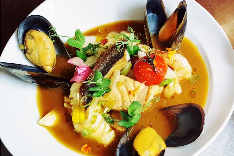 Bouillabaisse von Edelfischen, Krustentier und Muschel