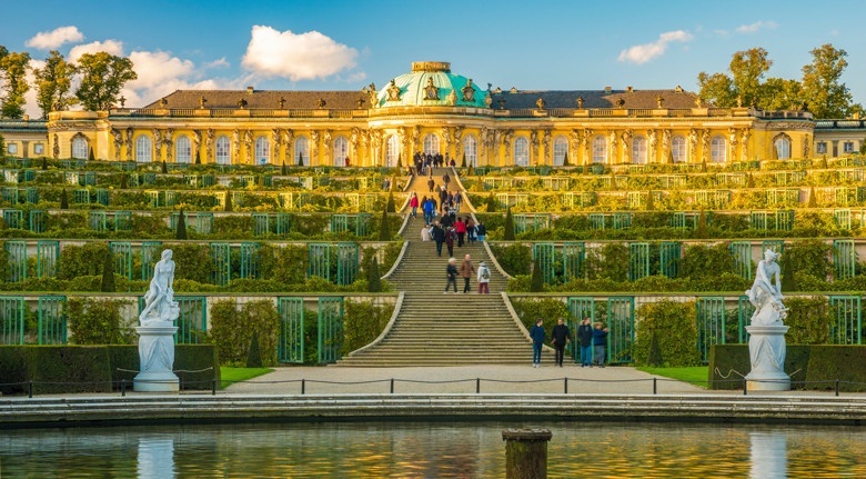 Weinbau in der Stadt: Die Weingärten von Friedrich dem Großen im Park von Schloss Sanssouci. Foto: Mike Mareen - Adobestock