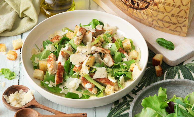 Caesar-Salat mit Grana Padano Riserva und Hähnchenbrust - einfach zu machen – und dazu ein italienischer Weißwein