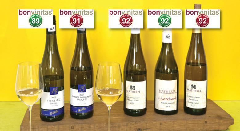 Ausgezeichnete Weine: beste aus der bonvinitas Weinbewertung vom 4.4.2022: Von frisch-quirlig über seidig-mundauskleidend bis frech aufblitzende Süße, eingehegt von Mineralnoten